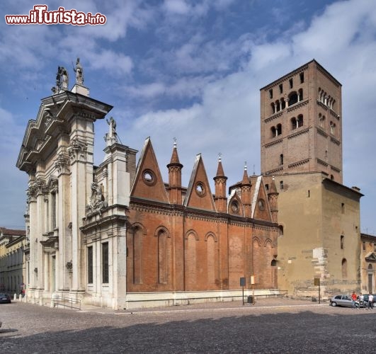 Immagine La cattedrale di San Pietro Apostolo a Mantova, il duomo cittadino (Lombardia) - © Khirman Vladimir / Shutterstock.com