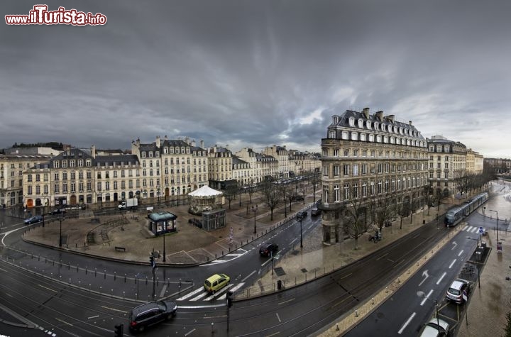 Immagine Il Centro Storico di Bordeaux durante il transito di una perturbazione atlantica  - © inigo cia / Shutterstock.com