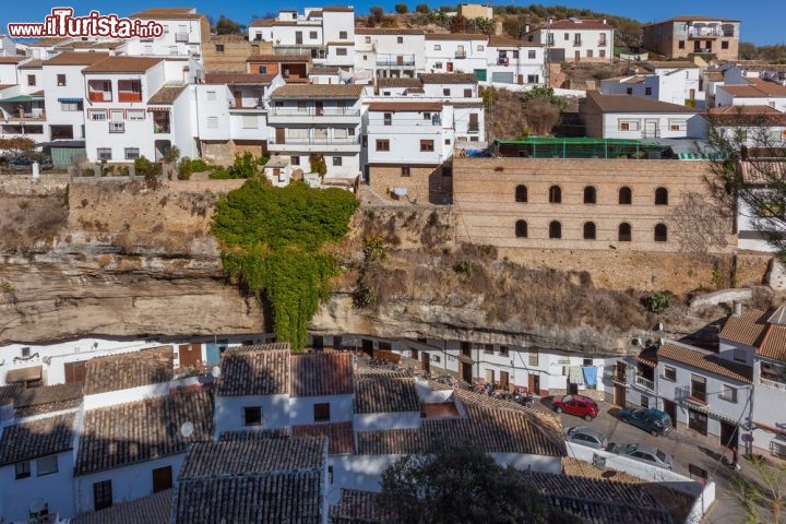 Immagine Il centro storico di Setenil de las Bodegas, a metà strada tra Cadice, Siviglia e Malaga - © liquid studios / Shutterstock.com