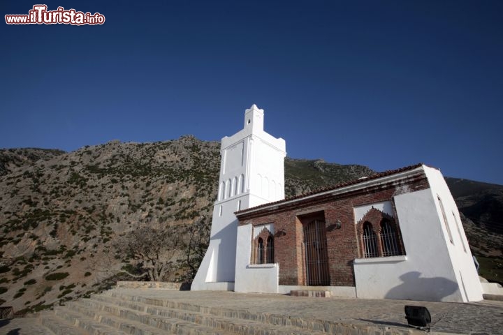 Immagine Chefchaouen, Marocco: una piccola moschea di montagna - © Dan Schreiber / Shutterstock.com