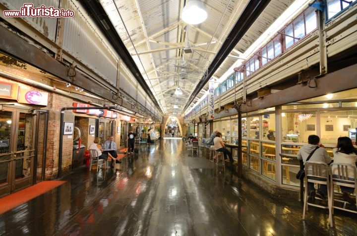 Immagine Interno del Chelsea Market a New York, Stati Uniti. Una veduta dei negozi all'interno del mercato coperto di New York City - © Sean Pavone / Shutterstock.com