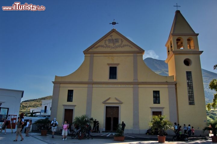 Immagine Chiesa San Vincenzo a Stromboli, Eolie. Sullo sfondo il vulcano con del fumo.