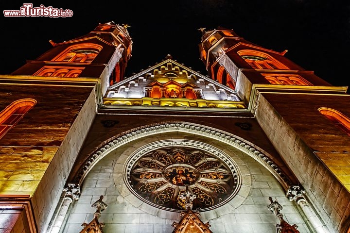Immagine La facciata della chiesa cattolica di piazza Balcescu a Timisoara in Romania  - © Ioan Florin Cnejevici / Shutterstock.com