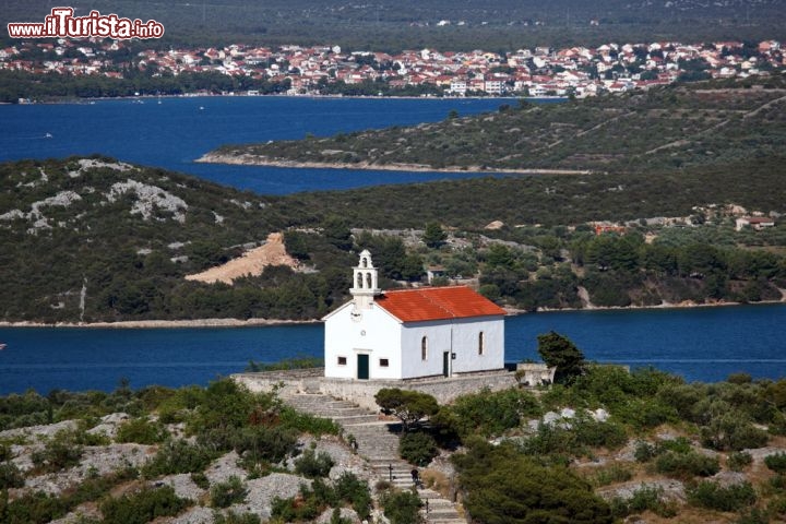 Immagine una chiesa sull'isola di Murter, domina da una collina questo tratto di mare della Dalmazia, lungo le coste della Croazia  - © Philip Lange / Shutterstock.com