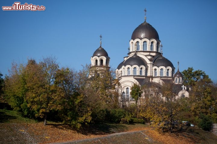 Immagine Chiesa Ortodossa a Vilnius in Lituania. Questa chiesa dedicata alla Madonna fu eretta nel 1903 - © Birute Vijeikiene / Shutterstock.com