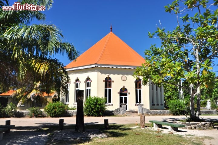 Immagine Chiesa Ottogonale protestante a Moorea, in Polinesia Francese. Il motivo di questa forma fu detata da una antica leggenda locale, che descrive l'isola come un enorme polpo a 8 tentacoli, che è stato trasformato in roccia