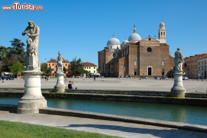 Immagine Lo spettacolo di Prato della Valle e della chiesa di Santa Giustina a Padova - © ghido / Shutterstock.com
