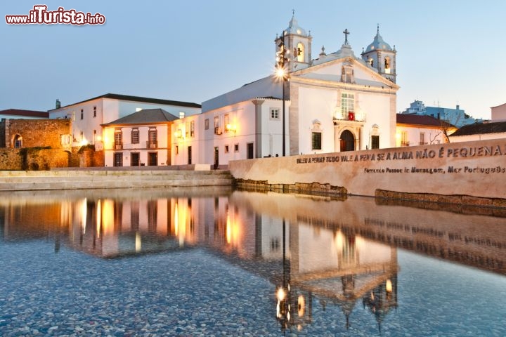 Immagine La Chiesa di Santa Maria a Lagos, un delle città più celebri della regione dell'Algarve in Portogallo - © Ricardo Furtado / Shutterstock.com