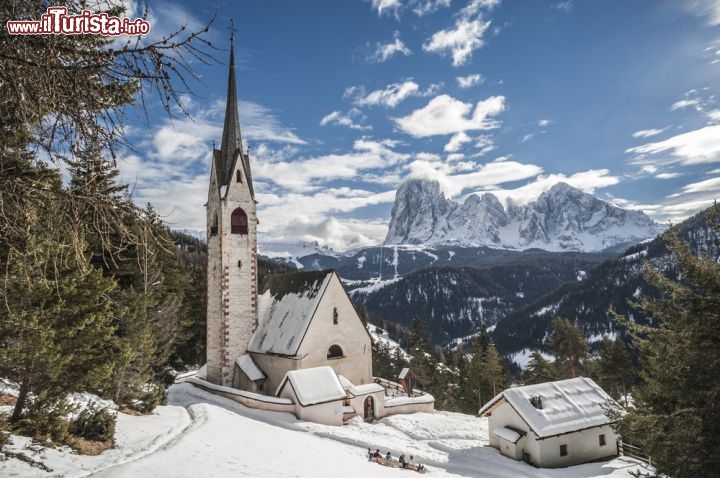 Immagine La St. Jacob kirche, la chiesa di San Giacomo sopra Sasslong a Selva di Val Gardena (Alto) Adige - © S.Micheli / Shutterstock.com
