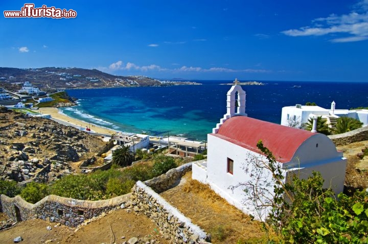 Immagine Chiesa a Tourlos: siamo in un sobborgo della "Chora" di Mykonos, lungo il alto ovest dell'isola del gruppo delle Cicladi in Grecia - © leoks / Shutterstock.com