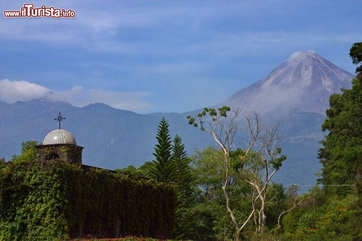 Immagine Chiesa alle pendici del vulcano Colima in Messico - © csp / Shutterstock.com