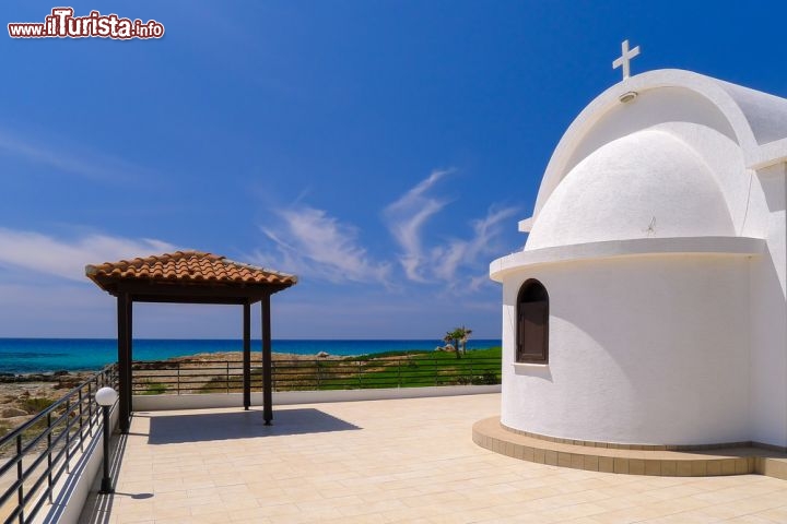 Immagine Chiesa con vista mare a Agia napa Cipro - © Pawel Kazmierczak  / Shutterstock.com