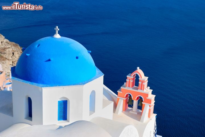 Immagine Chiesa su Santorini, con la tipica cupola blu di Thira. Siamo sulle isole Cicladi, in Grecia - © totophotos / Shutterstock.com