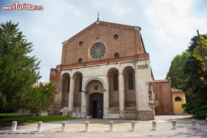 Immagine La medievale chiesa degli Eremitani, affacciata sull'omonima piazza, a Padova - © bepsy / Shutterstock.com