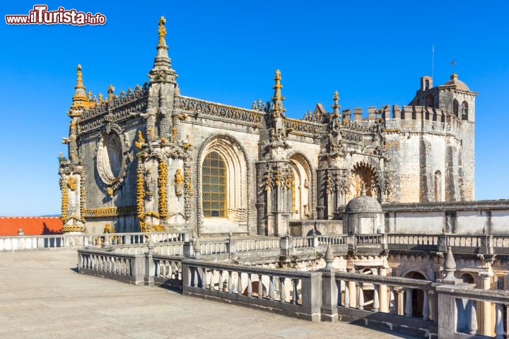 Immagine Chiesa dei Templari a Tomar: ci troviamo all'interno del Convento di Cristo in Portogallo - © topora / Shutterstock.com