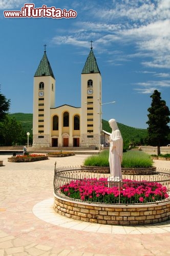 Immagine Chiesa francescana di San Giacomo (Sv. Jakov) a Medjugorje e la statua della Madonna (Regina della pace) - © great_photos / Shutterstock.com