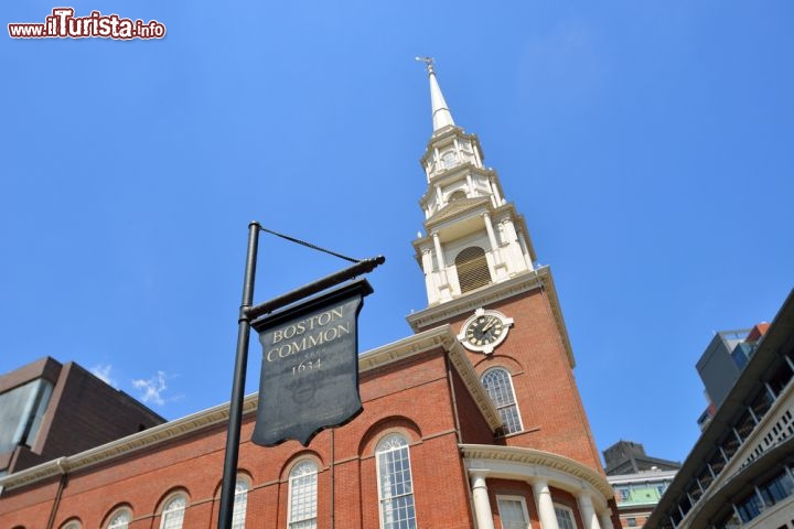 Immagine La chiesa di Park Street di Boston (Massachusetts), fondata nel 1810, si trova all'angolo di Tremont Street e Park Street - © Jorge Salcedo / Shutterstock.com