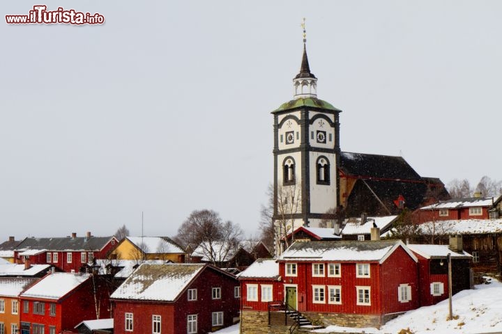 Immagine La Chiesa di Roros in una giornata di neve. Il viallggio è una delle città UNESCO della Norvegia - © Boudewijn Sluijk / Shutterstock.com