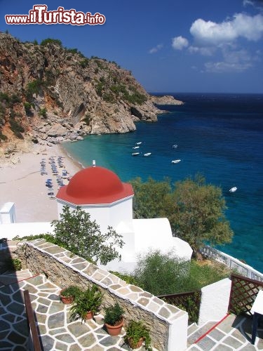 Immagine Chiesa e splendida spiaggia a Karpathos, nel Dodecaneso in Grecia - © Jiri Vavricka / Shutterstock.com
