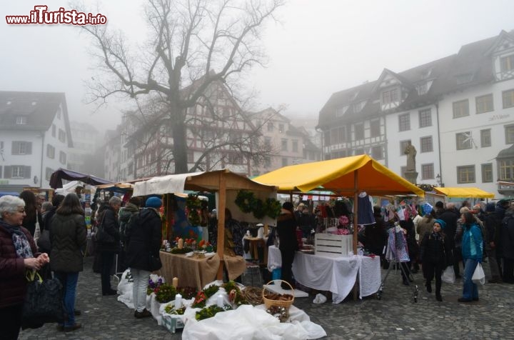 Immagine Christkindlmarkt occupata da un tradizionale mercatino natalizio a San Gallo in Svizzera