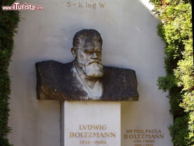 Immagine Al Cimitero Zentralfriedhof di Vienna, la celebre tomba del fisico Ludwig Boltzmann - © Daderot - CC BY-SA 3.0 - Wikimedia Commons.