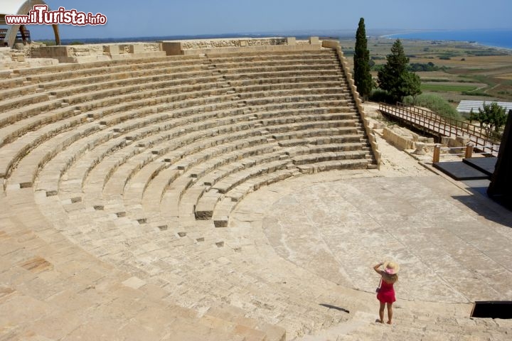 Immagine Tra le rovine di Kourion, lungo le coste meridionali di Cipro, l'anfiteatro è una delle più ammirate e famose. Costruito nel II secolo a.C. come teatro, pare sia stato usato anche come arena per giochi tra gladiatori; oggi è usato per concerti, spettacoli e altri eventi culturali, e può ospitare circa 3000 spettatori - © R.A.R. de Bruijn Holding BV / Shutterstock.com