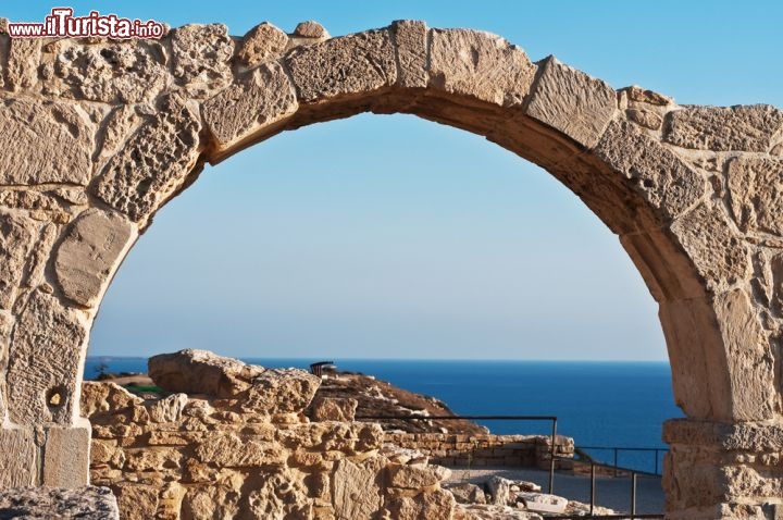 Immagine Tra le rovine di Kourion (Cipro meridionale) spuntano spicchi turchesi di Mar Mediterraneo - © syaochka / Shutterstock.com