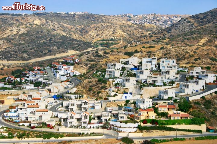 Immagine Veduta dall'alto di Pissouri, uno dei villaggi più rinomati di Cipro, situato lungo la costa meridionale dell'isola - © ruzanna / Shutterstock.com