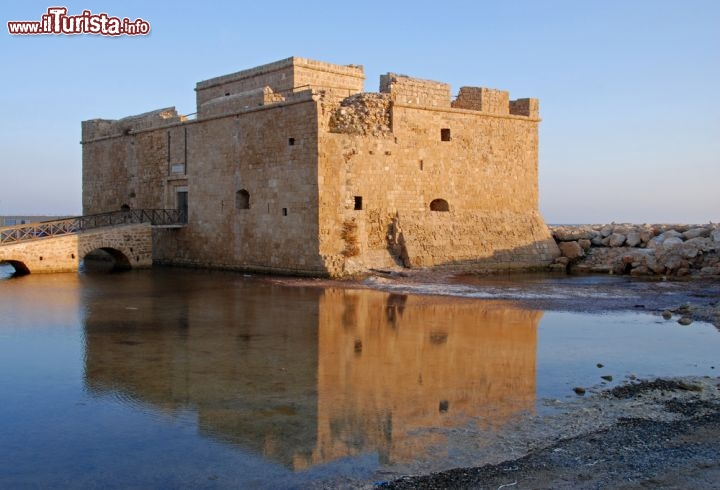 Immagine La storia del castello medievale di Paphos (Cipro) è lunga e avventurosa. Fondato in riva al Mediterraneo in epoca bizantina, fu restaurato nel XIV secolo, saccheggiato dai Veneziani alla fine del Cinquecento e ricostruito per bloccare gli attacchi turchi. Oggi è sede di eventi culturali - © windu / Shutterstock.com