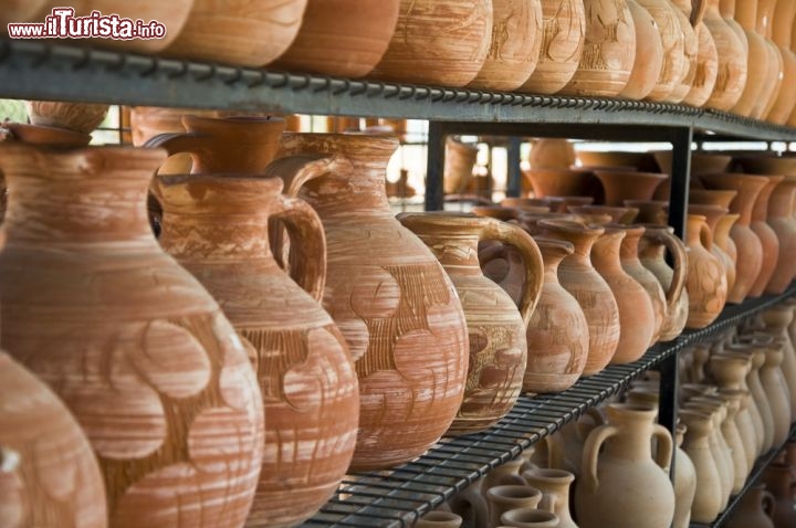 Immagine Vasi e altri oggetti in terracotta sono tra i prodotti artigianali più belli e caratteristici che potrete acquistare nelle botteghe  di Cipro - © GalaMostova / Shutterstock.com