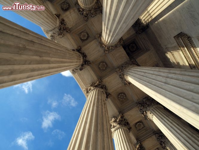 Immagine Le colonne della Corte Suprema di Washington, la capitale degli Stati Uniti d'America - © trekandshoot / Shutterstock.com