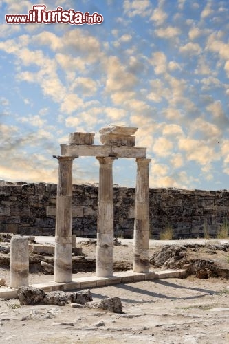 Immagine Colonne dell'antica città di Hierapolis, che si trova presso Pamukkale in Turchia - © Verkhovynets Taras / Shutterstock.com