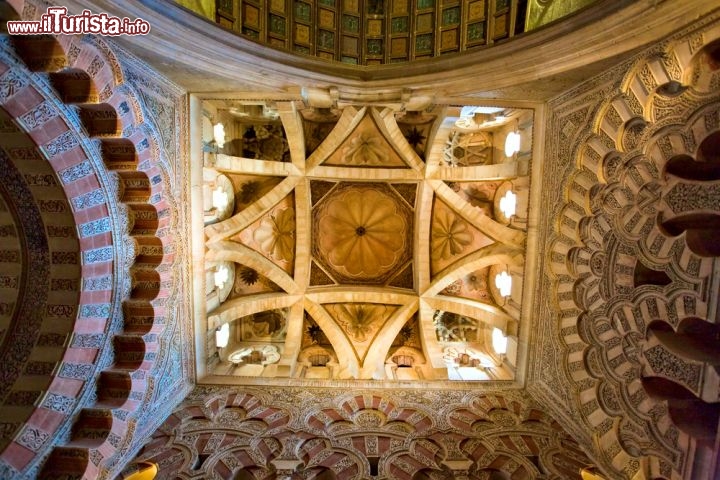 Immagine Cordova (Cordoba) il soffitto della grande Cattedrale spagnola,  uno dei capolavori architettonici dell'Andalusia - © Kushch Dmitry / Shutterstock.com