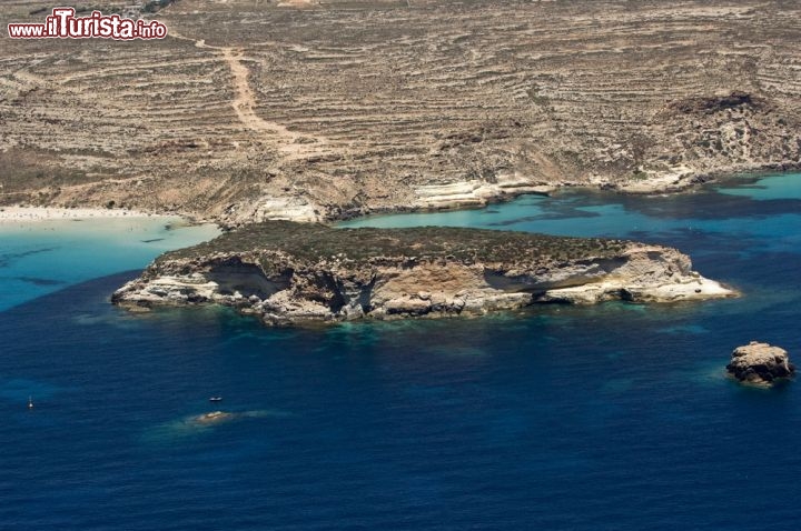 Immagine La costa sud di Lampedusa con l'isola e la spiaggia dei Conigli - © luigi nifosi / Shutterstock.com