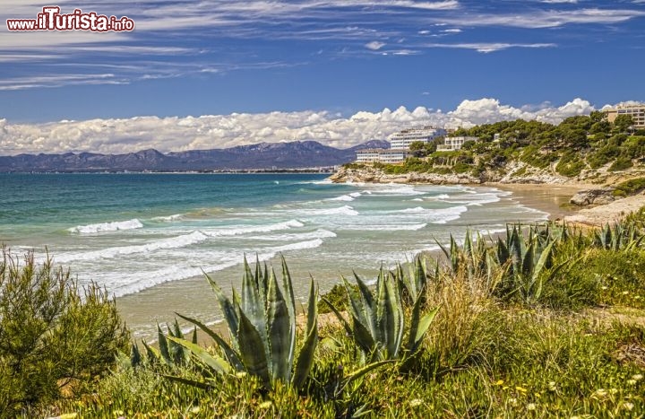 Immagine La magica costa nei pressi di Salou, lungo la  Costa Daurada  in Catalogna, in Spagna, che si apre a sud di Barcellona - © Vitalez / Shutterstock.com