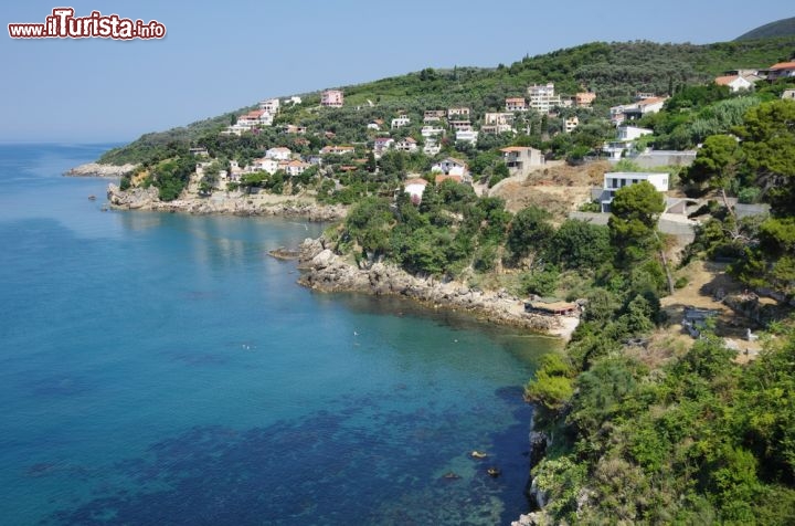 Immagine La costa a nord di Ulcinj, nel Montenegro, e famosa per le sue acque pulite e le numerose calette che si aprono alternandosi a tratti marcatamente più rocciosi - © ollirg / Shutterstock.com
