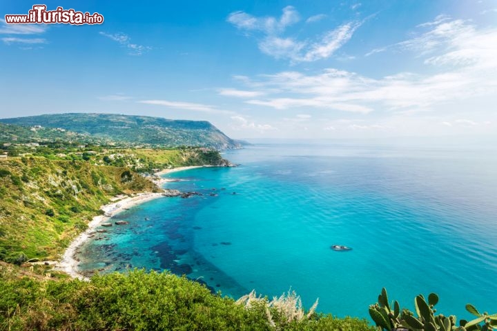 Immagine La costa a sud di Capo Vaticano in Calabria, nei pressi di Tropea - © mRGB / Shutterstock.com