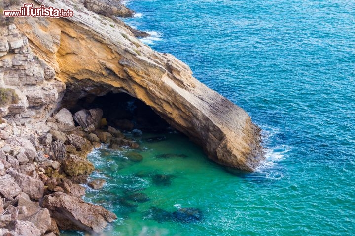 Immagine La spettacolare costa rocciosa dell'Algarve, flagellata dal vento e le onde dell'oceano Atlantico, fotografata nei dintorni di Sagres, in Portogallo - © Roman Tsubin / Shutterstock.com