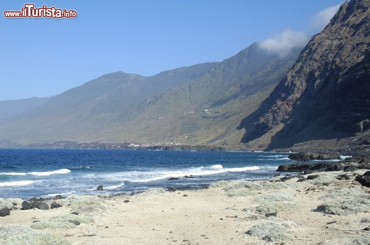 Immagine Il litorale roccioso di El Hierro, la più occidentale delle Isole Canarie - © Alexandre Arocas / Shutterstock.com