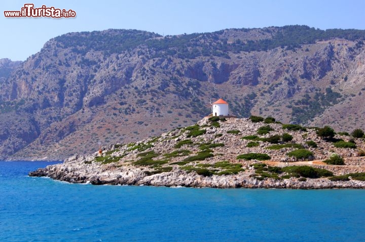 Immagine Costa dell'isola di Symi in Grecia: mulino a vento solitario - © JeniFoto / Shutterstock.com