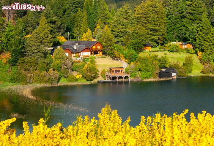 Immagine Cottage lago vicino a Villa La Angostura, Argentina la località turistica della Patagonia - © kastianz / Shutterstock.com