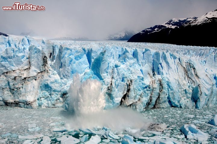 Immagine Crollo di un pezzo di ghiaccio dal Perito Moreno in Patagonia, il ghiacciaio si trova vicino alla località di El Calafate. in Argentina - © meunierd / Shutterstock.com