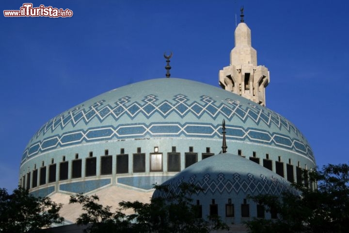 Immagine la grande cupola della Moschea Re Abdullah, che si trova dentro Amman, la capitale della Giordania - © Rossillicon Photos / Shutterstock.com