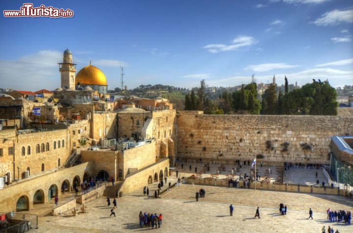 Immagine Il Muro Occidentale di Gerusalemme, conosciuto anche come Muro del Pianto, e sullo sfondo la Cupola della Roccia con il suo rivestimento dorato - © SeanPavonePhoto / Shutterstock.com