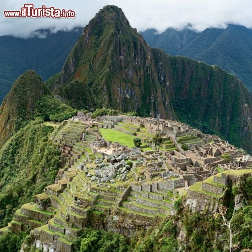 Immagine Vista dall'alto della città di Machu Picchu, Perù - Con le imponenti vette delle montagne circostanti, la natura incontaminata e la strada panoramica da percorrere (per chi la preferisce al trekking) per raggiungerla, la città di Machu Picchu è un tesoro di inestimabile valore nel cuore dell'America meridionale. Ammirata dalle alture limitrofe, con i suoi terrazzamenti e i resti di palazzi e edifici religiosi, appare ancora di più in tutto il suo splendore © hadynyah / iStockphoto LP.