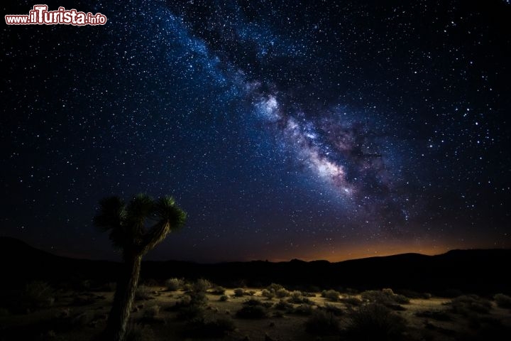 Immagine Death Valley, California: il cielo e la magia della Via Lattea negli Stati Uniti d'America - © beboy / Shutterstock.com