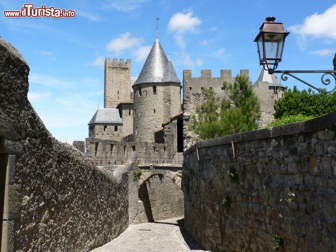 Immagine Dentro la cittadella di Carcassonne, il grande castello del sud della Francia - © Migclick / Shutterstock.com