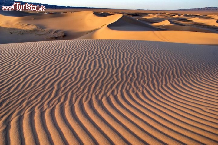 Immagine Deserto del Gobi, dune di sabbia in Mongolia. Questa vasta regione desertica e semi-desertica dell'Asia centrale si estende attraverso gran parte di Mongolia e Cina - © Lukasz Kurbiel / Shutterstock.com