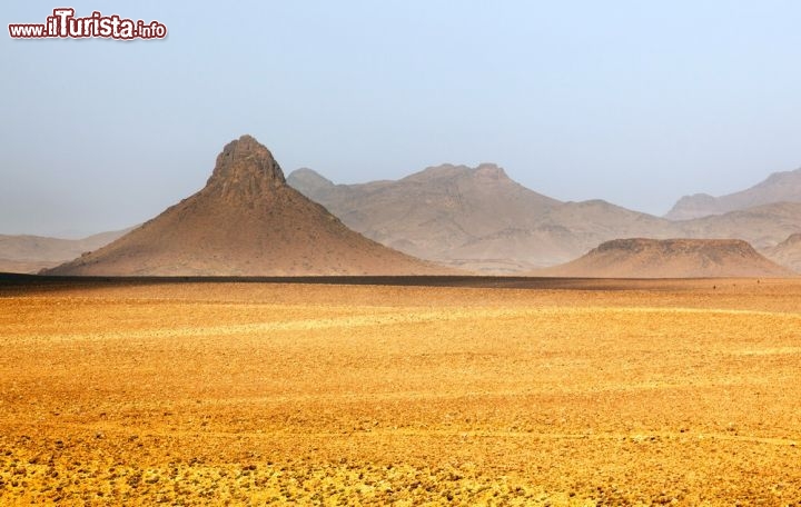 Immagine Deserto di Ouarzazate, Marocco. Le rocce dalle forme che ricordano la celebre Monument Valley dell'Arizona - © Roberto Caucino / Shutterstock.com