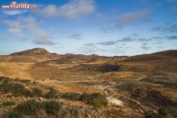 Immagine Deserto sabbioso e roccioso a Capo Verde. Le aree desertiche sulle isole tendono ad aumentare per i cambiamenti climatici - © p.schwarz / Shutterstock.com